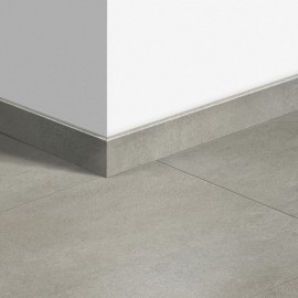 Виниловый плинтус Quick-Step стандартный Бетон тёплый серый (Warm gray concrete) QSVSK40050 (AMCL40050 / AMGP40050) 58 x 12 мм