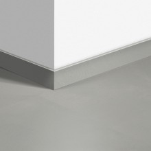 Виниловый плинтус Quick-Step стандартный Шлифованный бетон светло-серый (Minimal Light Grey) QSVSK40139 (AMCL40139 / AMGP40139) 58 x 12 мм